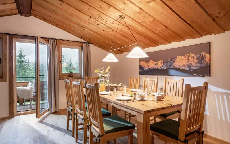 chalet_der_erzstadl_krinbergweg_2_kirchberg_wohnraum_fruehstueckstisch.jpg