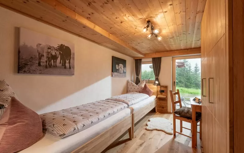 chalet_der_erzstadl_krinbergweg_2_kirchberg_zweibettzimmer.jpg